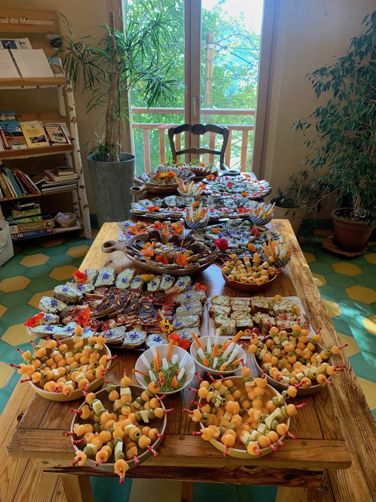 Une table bien remplie de bonnes choses pour une inauguration de la chapelle Hierro